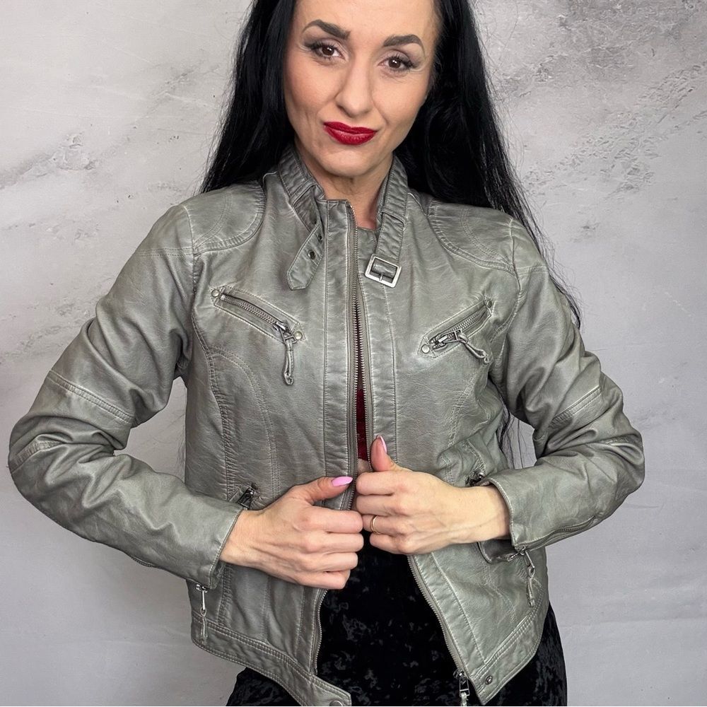 Gray Leather Jacket with Stand-Up Collar and Sleek Design